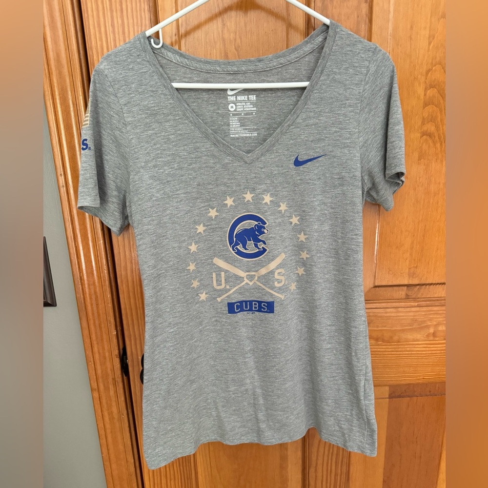 Nike Ladies Chicago Cubs triblend t shirt- size medium